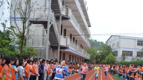 重慶的衛(wèi)校報(bào)名需要拿什么東西